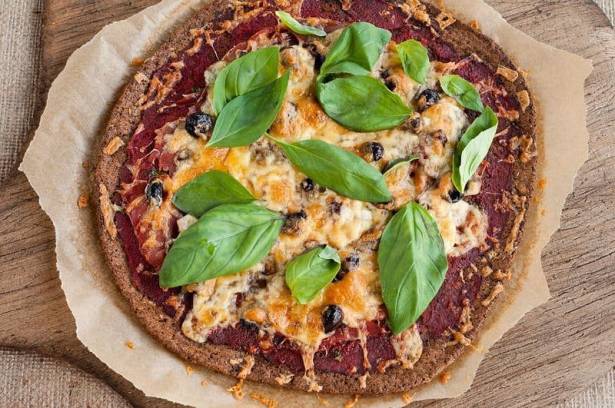 Pizza paleo con masa a base de coliflor Pizza paleo con masa a base de coliflor