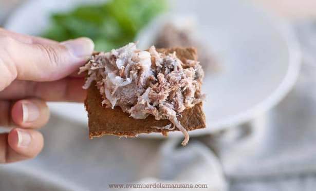 Rillettes de cerdo sobre cracker de plátano
