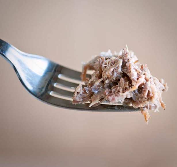 Un sabroso bocado de rillettes de cerdo