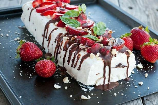 Semifreddo con yogur, plátano, fresas, chocolate y almendras