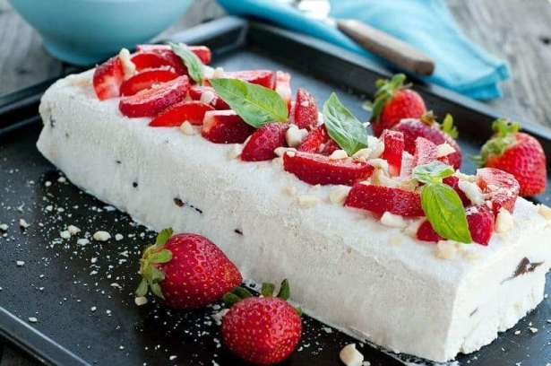 Semifreddo de Yogur y Plátano con Fresas y Chocolate