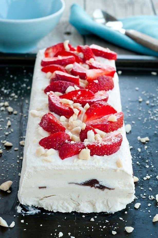 Helado semifrío de plátano y yogur con fresas y chocolate