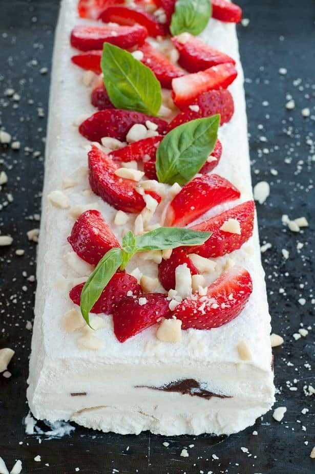 Semifrío de plátano y yogur con fresas y almendras