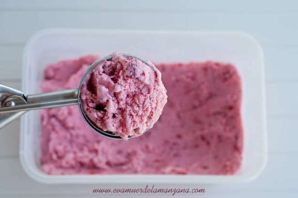 Bola helado de fresa cremoso, sin lácteos