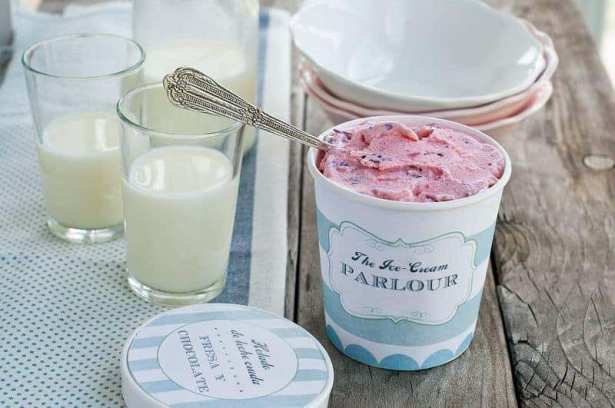 Helado de fresa y stracciatella de leche cruda