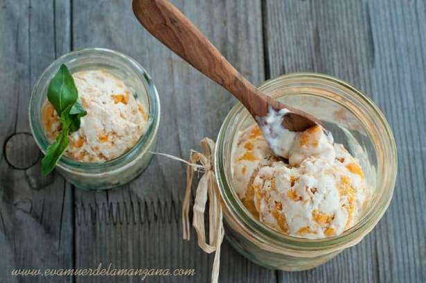 Helado de melocotón con leche de coco