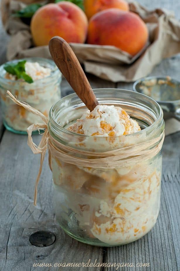 Helado de melocotón al grill con infusión de albahaca, sin lácteos Helado de melocotón al grill con infusión de albahaca, sin lácteos