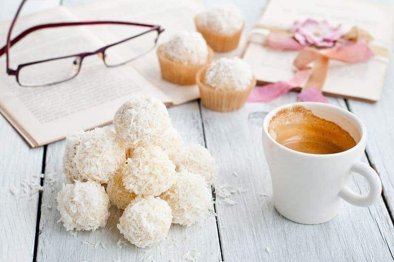 Receta: Bombones «Raffaello» de chocolate blanco y coco