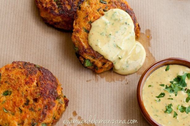 Receta de pastelitos de salmón o atún con boniato y mayonesa de chipotle, lima y cilantro