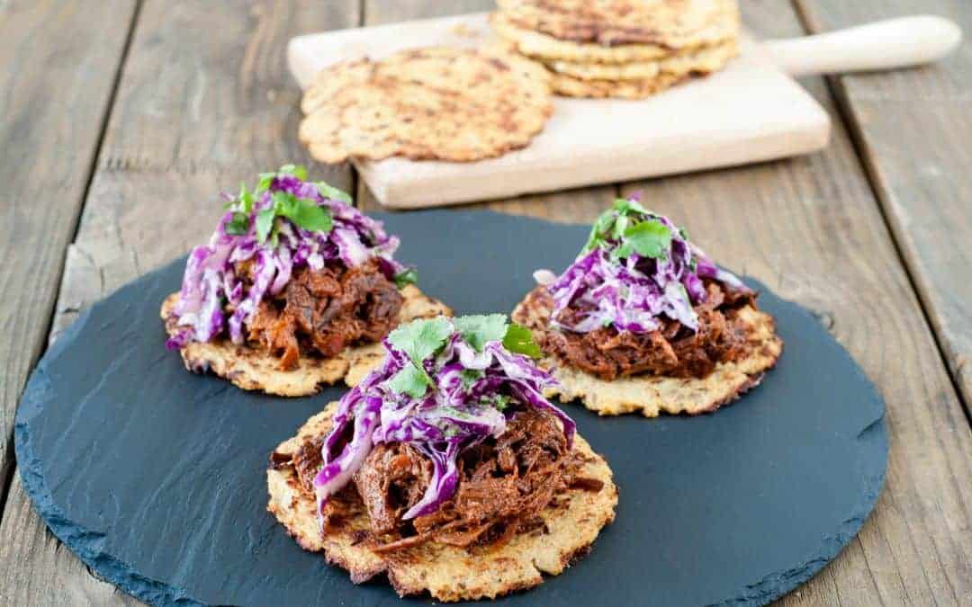 Tacos de carne mechada a la barbacoa con tortillas sin gluten y ensalada coleslaw de lombarda