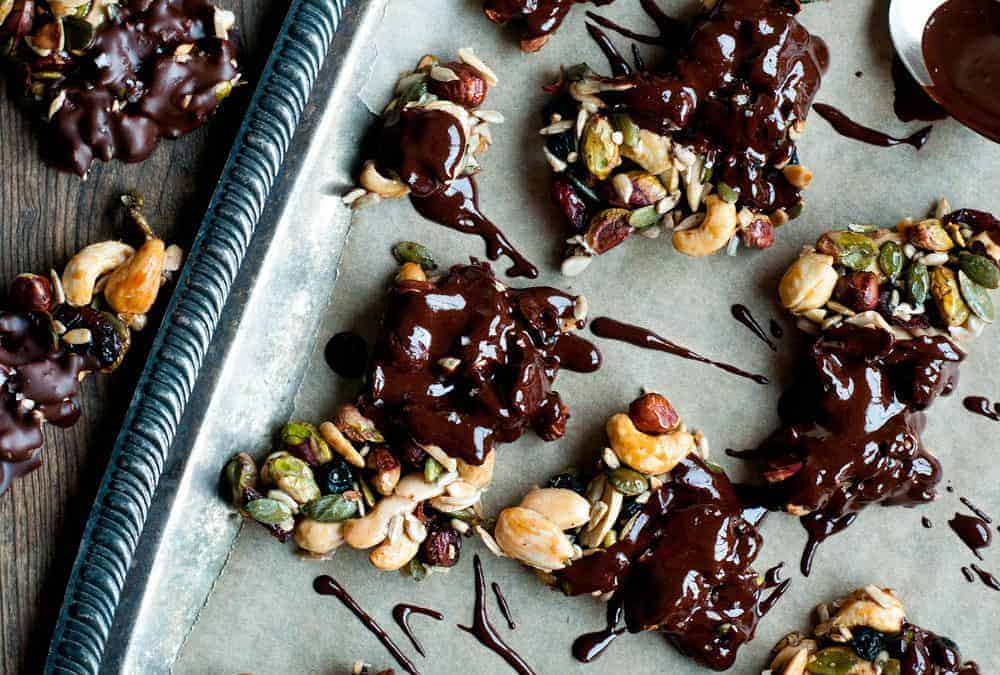 Crujientes de frutos secos, bayas y chocolate